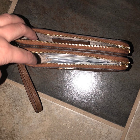 Michael Kors wristlet - Picture 2 of 2